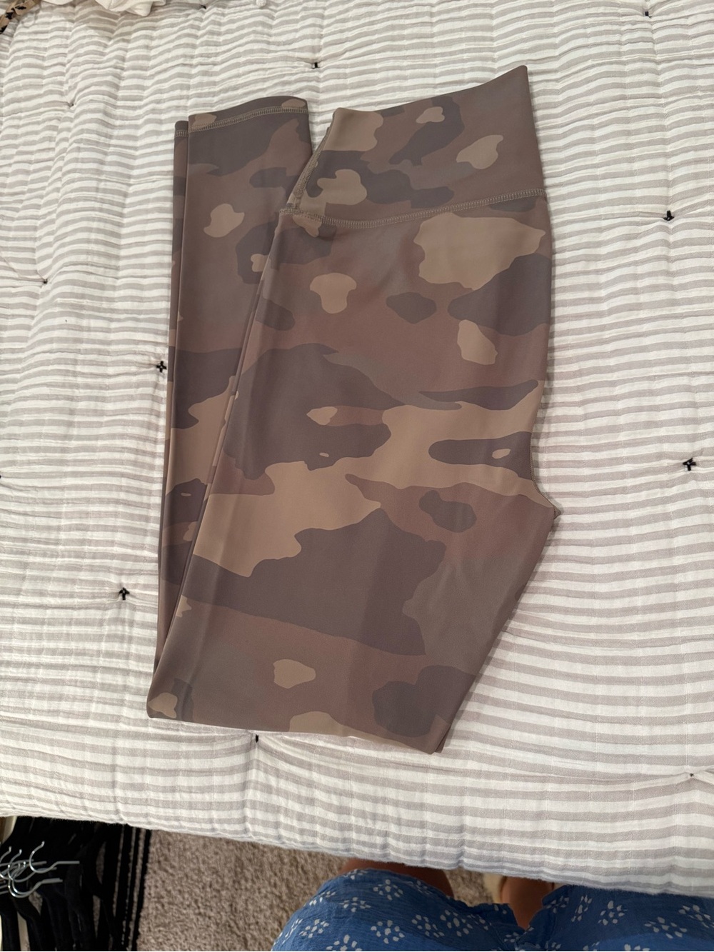 Alo Yoga High-Waist Camo Leggings in Taupe/Olive NWOT L - Picture 3 of 4